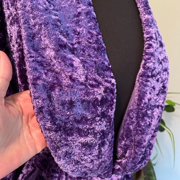 Delicate gorgeous purple crushed velvet look poly. Large - Picture 6 of 15